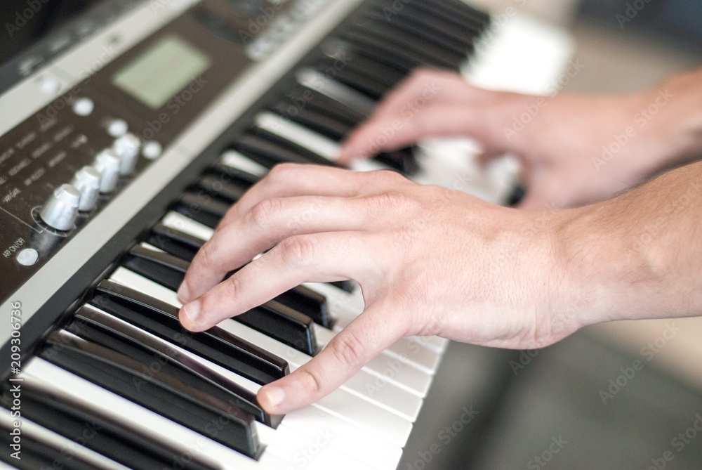 Obraz premium Hands of a male keyboard player