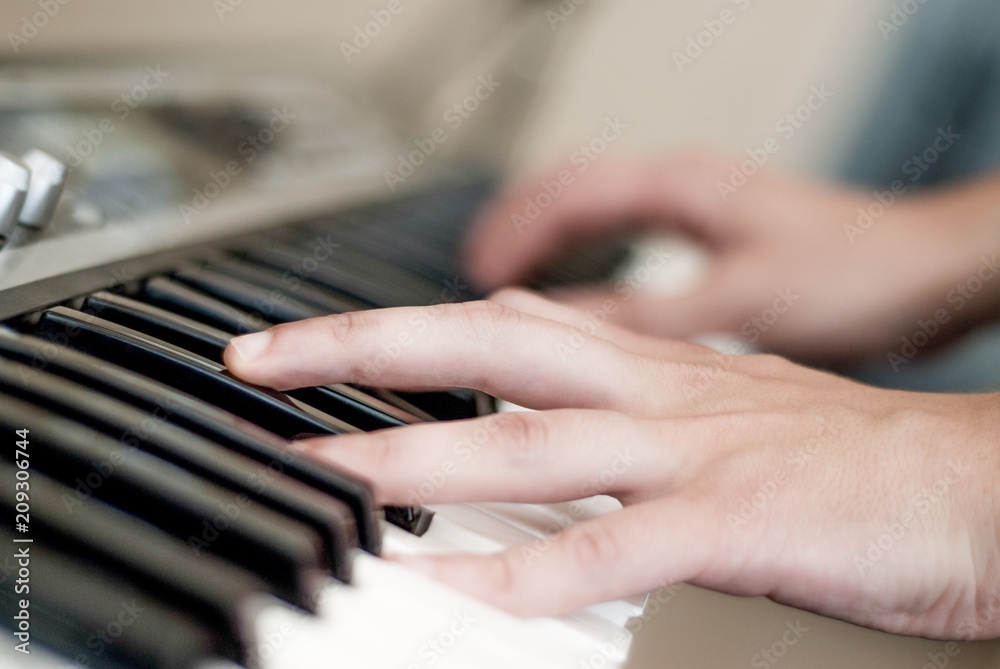 Obraz premium Hands of a male keyboard player