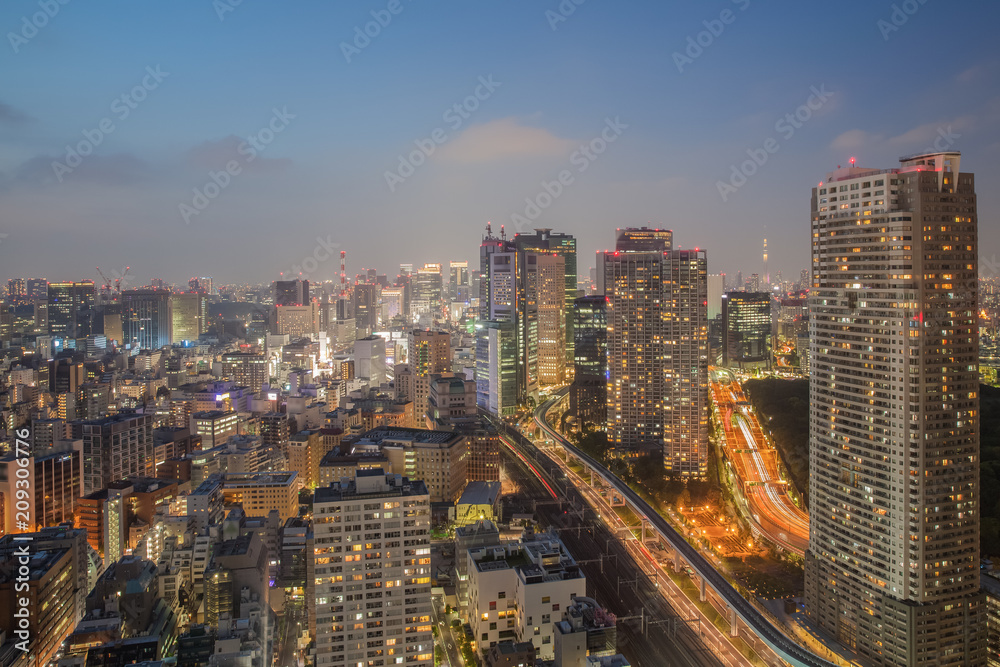 Obraz premium Night view of Tokyo city with high building and expressway