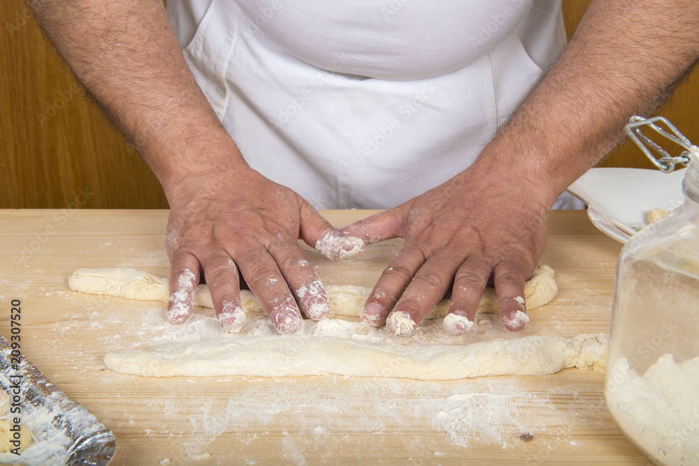 Chef italiano enseñando a cocinar gnocchi o ñoqui tradicionales de patata hechos a mano