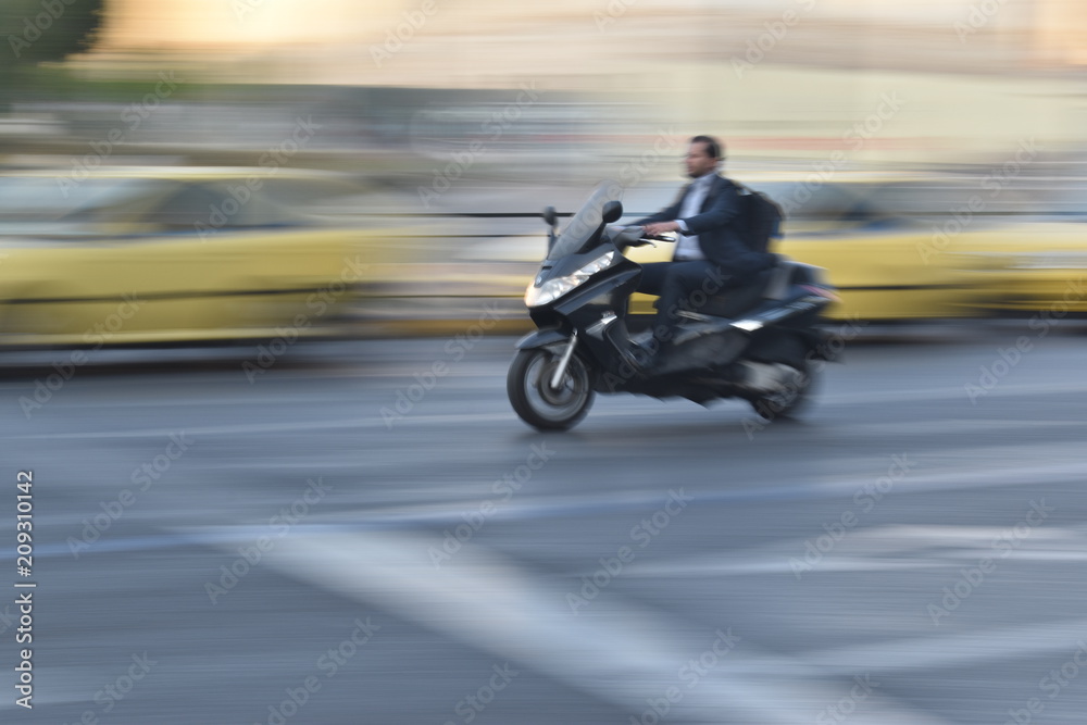 capture de mouvement (filé) sur une moto sans casque grecque à athènes