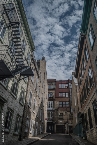 escaliers de secours dans les rue de Quebec © BulleandFlox