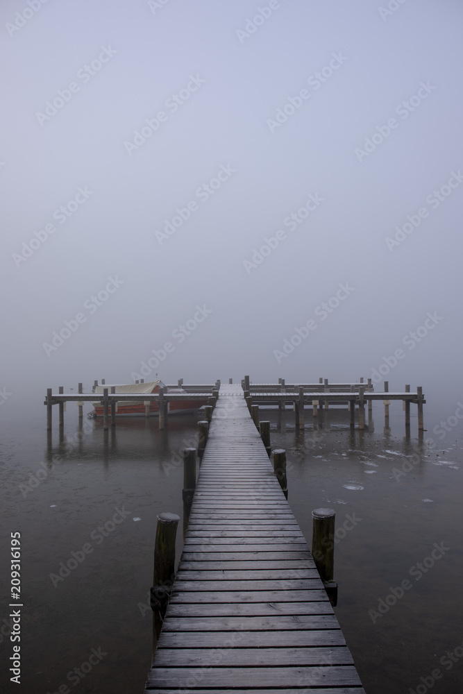 Fototapeta premium Bootsteg Steg im Nebel am See oder Meer