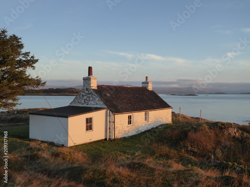 Stampa su tela An old Scottish drovers cottage at dawn on the Isle of Mull