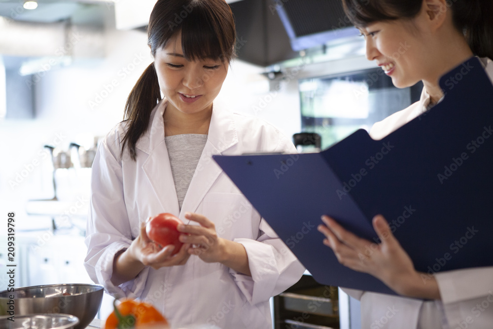 栄養士たちが野菜の栄養素について調べている 栄養士たちが野菜の栄養素について調べている