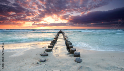 Fototapeta Naklejka Na Ścianę i Meble -  Buhnen am Strand