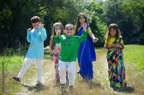 Canvas Print A lot of small children, boys and girls, dressed in the clothing culture of India