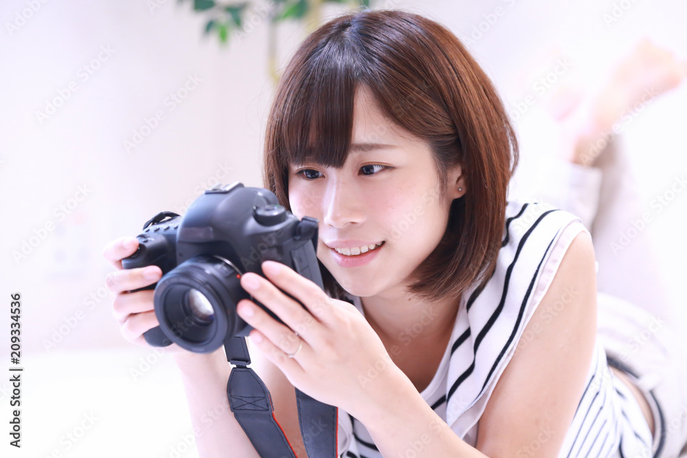 Fototapeta premium 写真を撮る女性