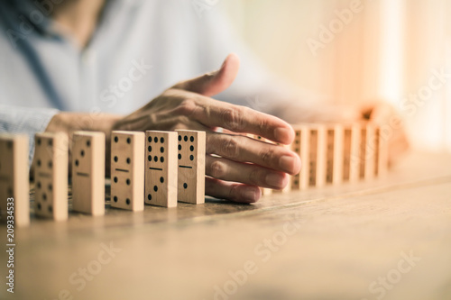 Bilde på lerret Man playing domino