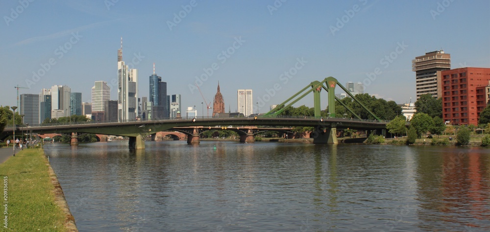 Fototapeta premium Framkfurt: Flößerbrücke und Skyline