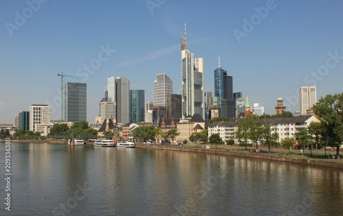 Frankfurt  Mainkai und Skyline 