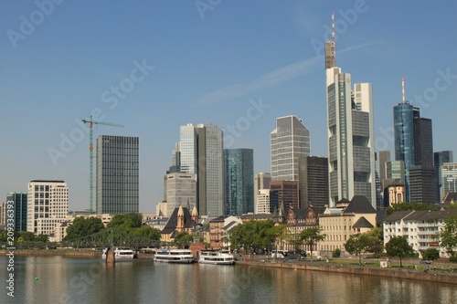 Frankfurt  Mainkai und Skyline