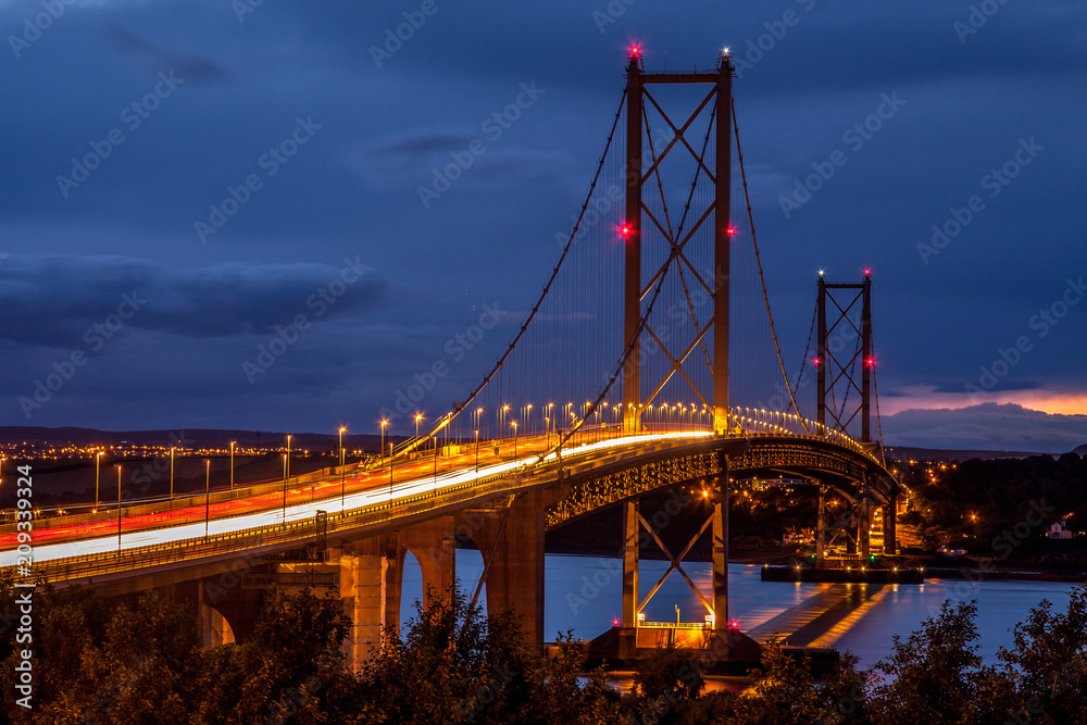 Obraz premium Firth of Forth Road Bridge Scotland at night with car trails
