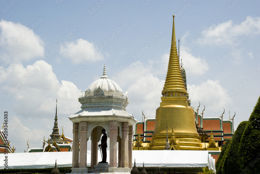 Goldener Turm des Wat Phra Kaew Tempels in Bangkok, Thailand