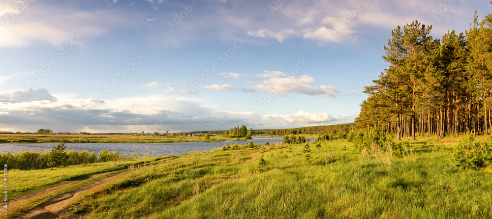 летний пейзаж на берегу уральской реки, Россия,
