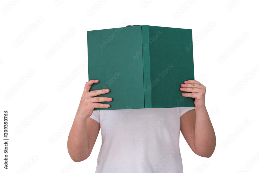 Fototapeta premium Mädchen in weißem T-Shirt liest in einem großen grünen Buch, dessen Cover mit einem Text versehen werden kann