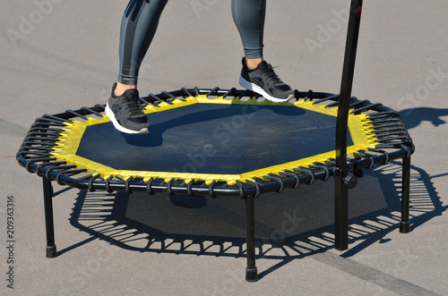 Obraz na płótnie Jumping on an elastic trampoline. w salonie