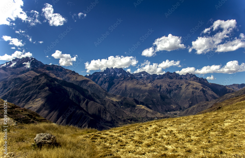 Hermoso paisaje de las montañas de andes en Cusco, Perú