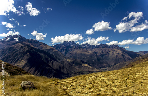 Hermoso paisaje de las montañas de andes en Cusco, Perú