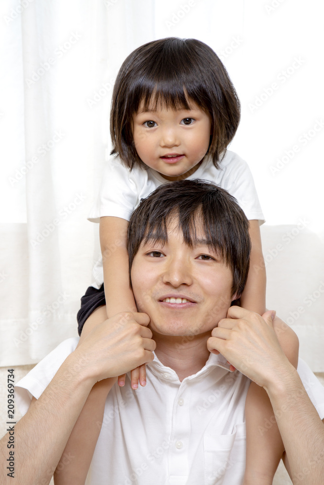 幼い娘と遊ぶ父親 幸せな家族シーン Stock Photo Adobe Stock