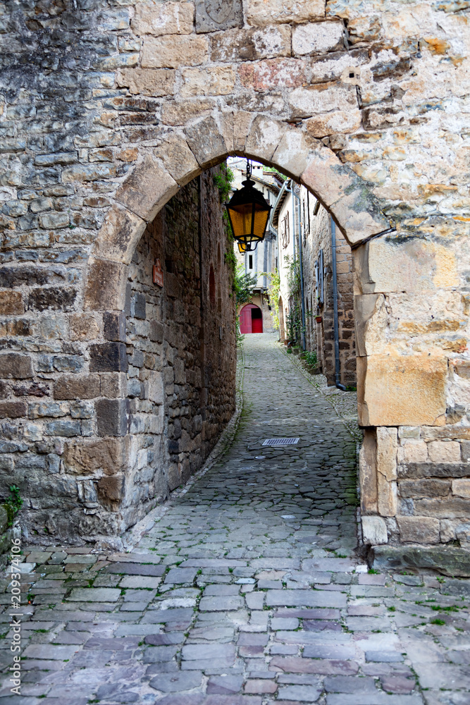 Arche d'entrée du village Puycelsi, Tarn, Midi-Pyrénées, Occitanie, France