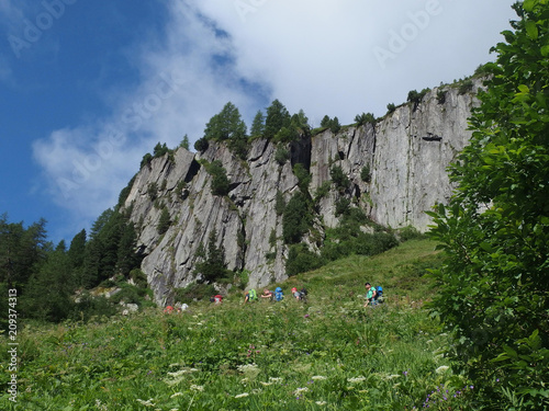 Szwajcaria, Tour du Mont Blanc - na trasie z przełęczy Col de la Forclaz na przełęcz Col de Balme, widok z turystami photo