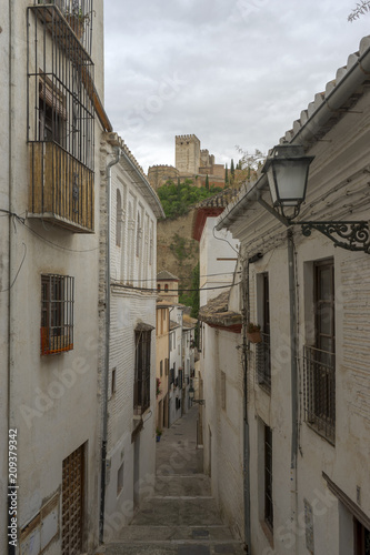 paseo por las calles del antiguo barrio del Albaic  n  Granada