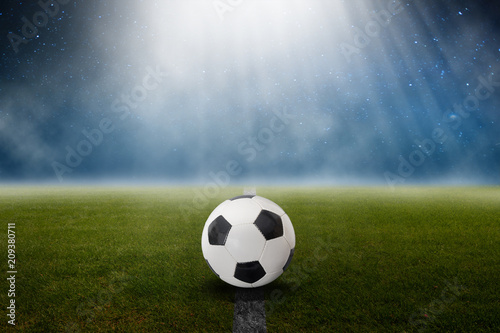 Fußball auf dem Rasen im Stadion mit blauem Himmel © OFC Pictures