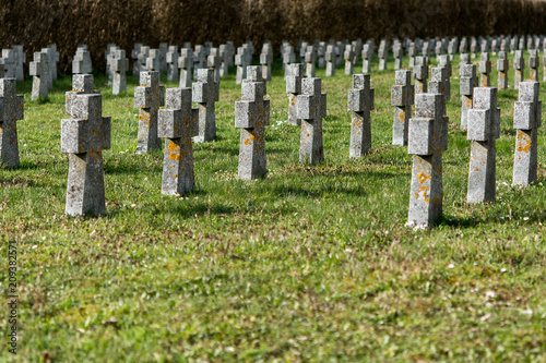 Friedhof mit Kreuzen aus Stein Soldatenfriedhof