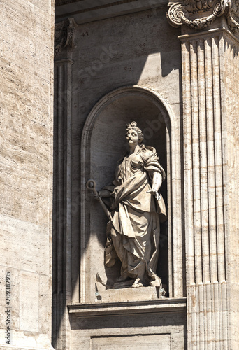 Статуя женщины с якорем. Ниша собора святого Петра