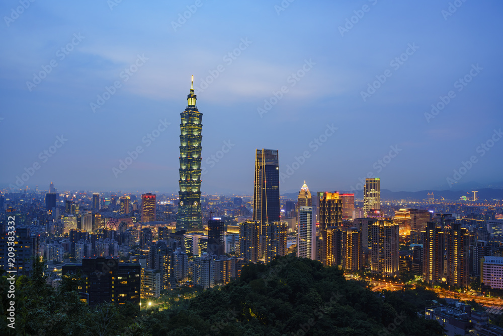 Fototapeta premium Aerial view of the nightscape of Taipei 101 and Xinyi District