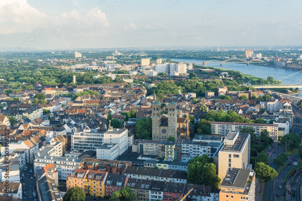 Blick auf die Stadt Köln und den Rhein von oben