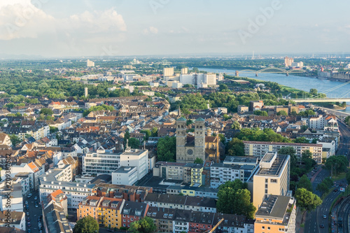Blick auf die Stadt K  ln und den Rhein von oben