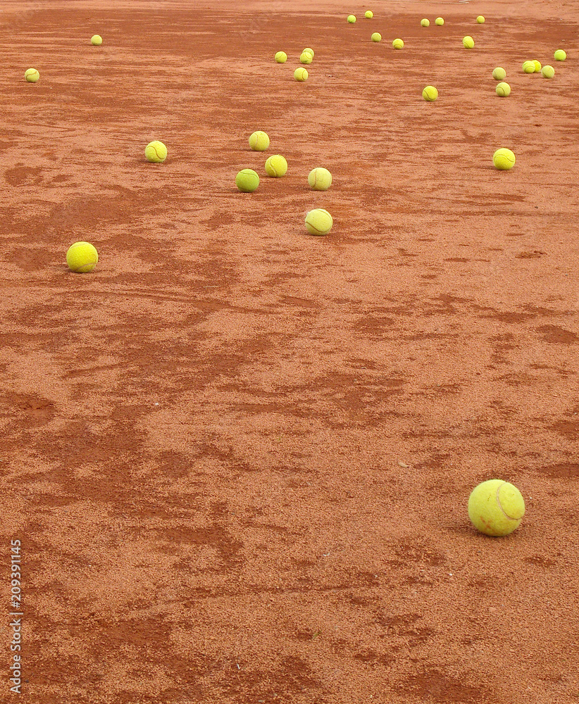 Tenis balls on clay court