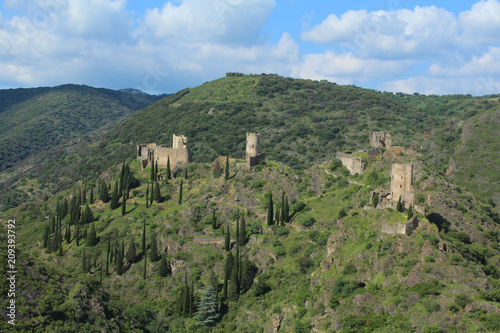 chateaux de lastours sur la montagne noire dans l'aude en france