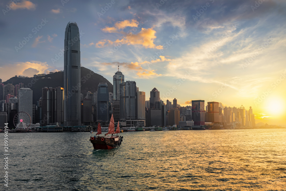 Obraz premium Blick auf den Victoria Harbour und die Skyline von Hong Kong bei Sonnenuntergang