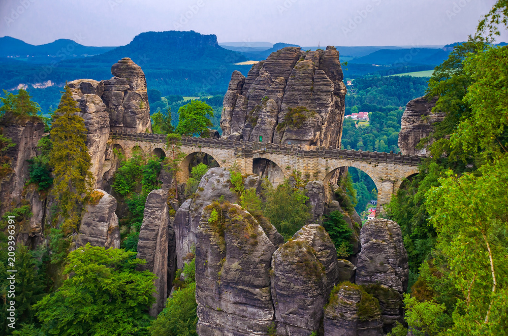 Bastei Fels mit Basteibrücke in der Sächsischen Schweiz, Sachsen