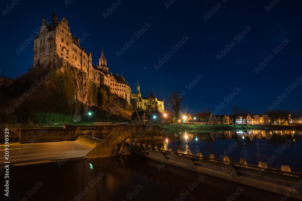 Das Hohenzollernschloss bei Nacht