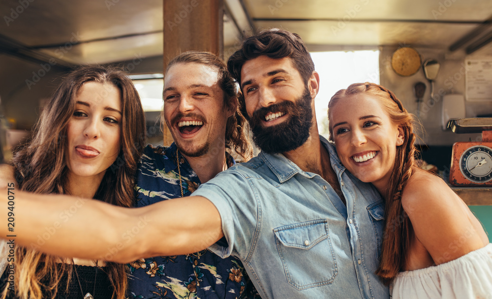 Obraz premium Group of friends making selfie at outdoors