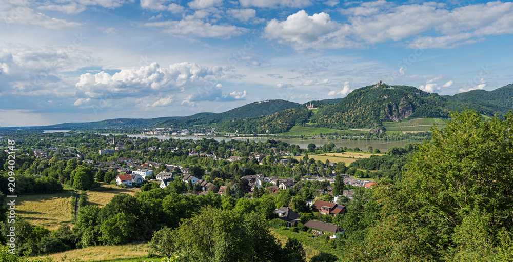 Blick zum Siebengebirge im Sommer; Deutschland