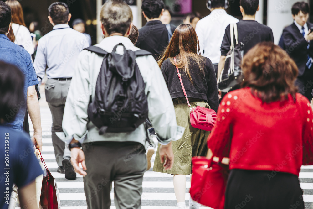 Fototapeta premium 大阪の街を歩く人々