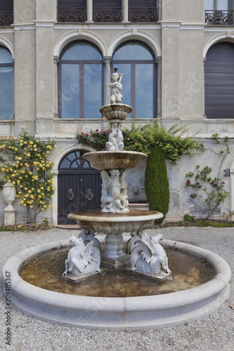 Schöner Springbrunnen im Park der Villa Monastero am Comer See 