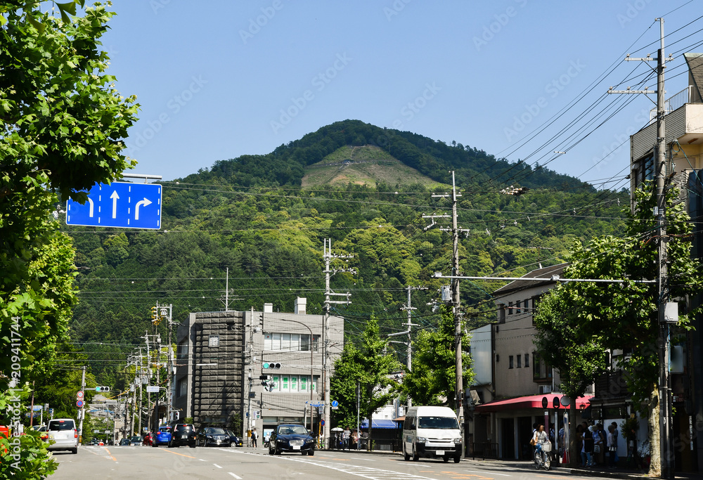 新緑の大文字山 銀閣寺道より(京都・日本) 新緑の大文字山 銀閣寺道より(京都・日本)