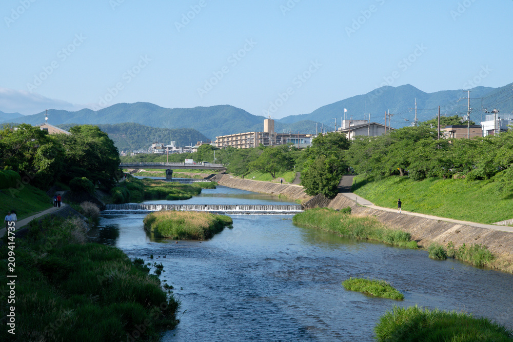 Fototapeta premium 新緑の高野川と比叡山 出町柳にて（京都・日本）