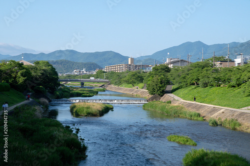 新緑の高野川と比叡山　出町柳にて（京都・日本）