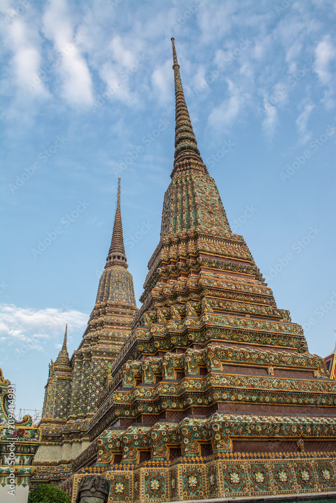 Pagoda is in Wat Pho that was named as the temple of the pagoda or chedi that are decorated with yellow glaze or glazed tiles or dark blue. 