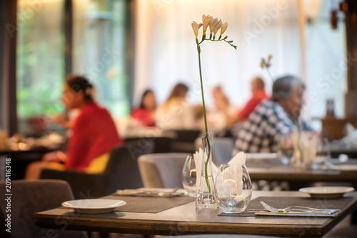 Fotografía Table for two waiting for guests in a restaurant