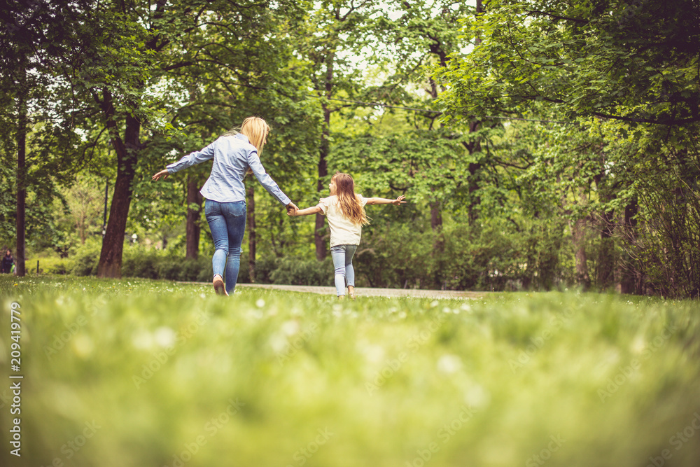 Fototapeta premium Fun on meadow.