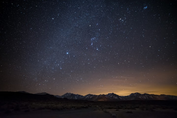 Papier peint photo Pantone 2025 Mocha Mousse Milky Way Over Sierra Eastside  © Dominic Gentilcore