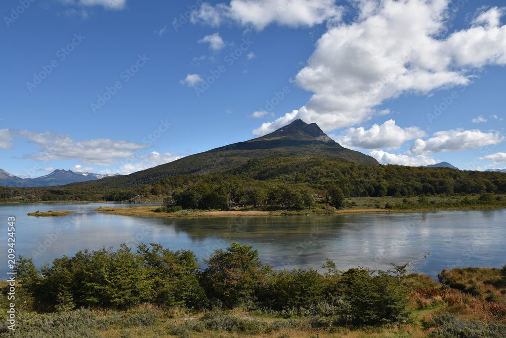 Lac du parc naturel de la Terre de Feu en Argentine